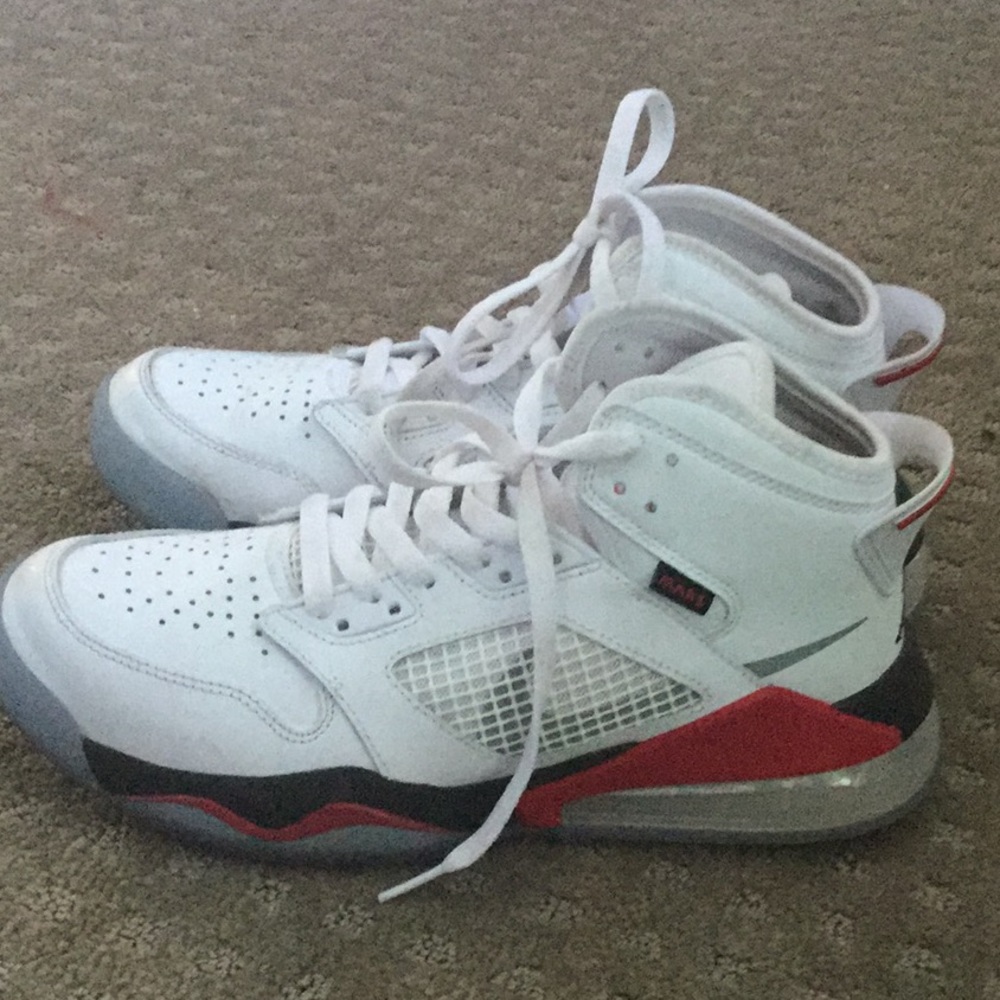Jordan Mars 270 White Fire Red